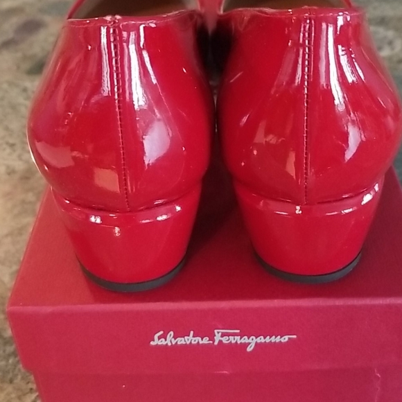 Stunning Red Classic Ferragamo Vara 1 Pump - Picture 7 of 8
